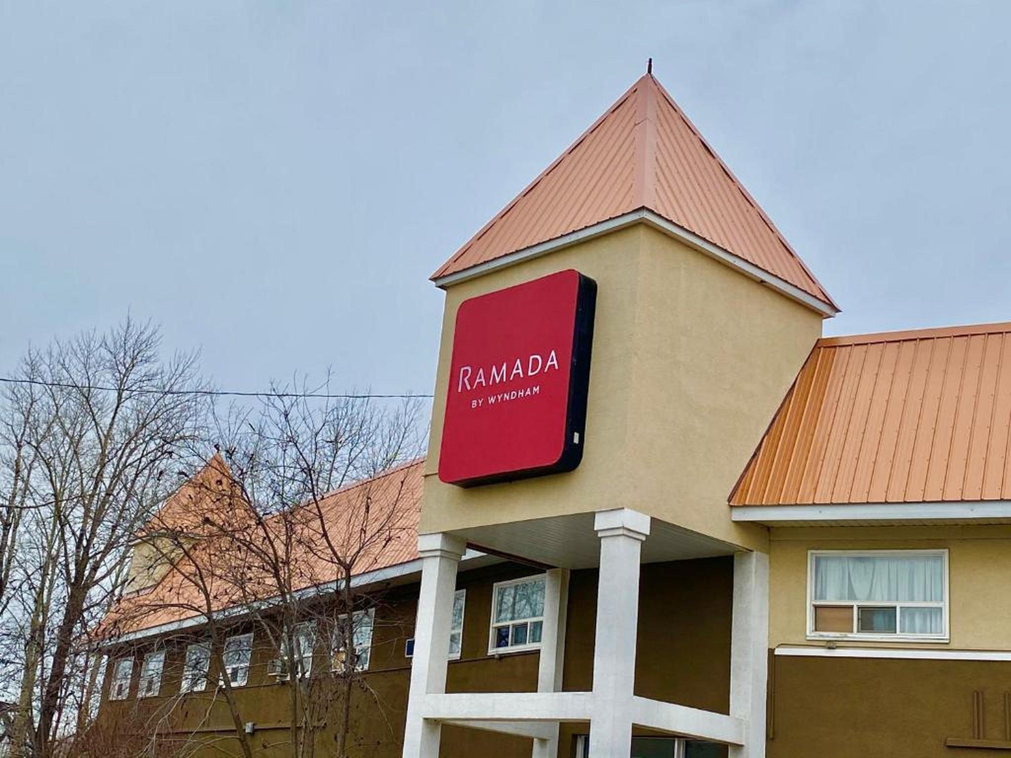 怀特考特温德姆华美达酒店 外观 照片